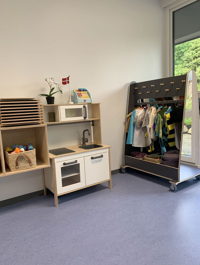 Legekøkken og udklædningstøj på Kastanievej